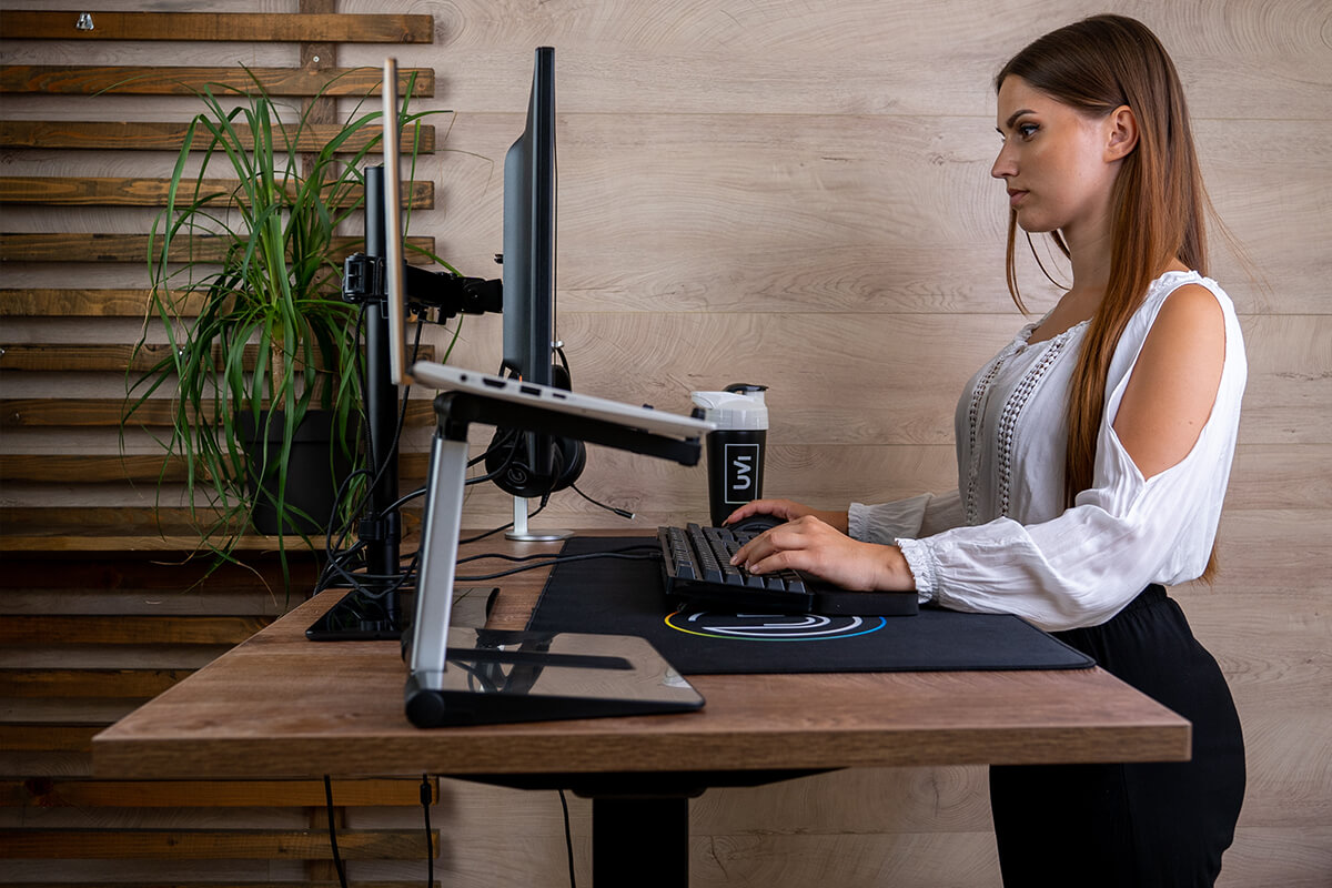 Dodatki za delovno mizo za več prostora in boljšo ergonomijo